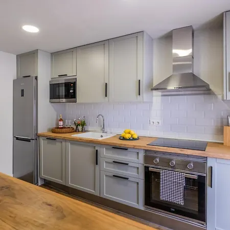 Con Piscina. Naranjos De *