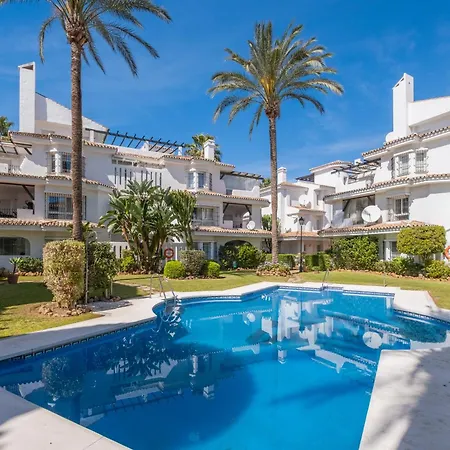 Appartamento Con Piscina. Naranjos De Marbella
