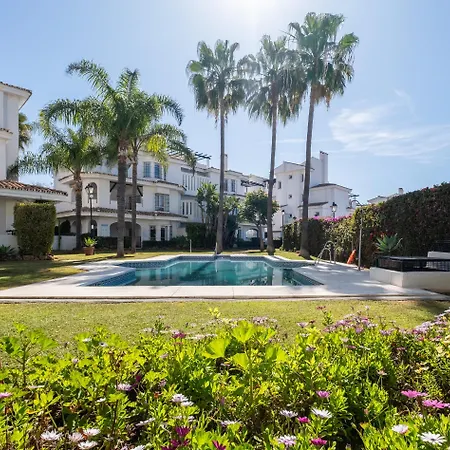 Con Piscina. Naranjos De *